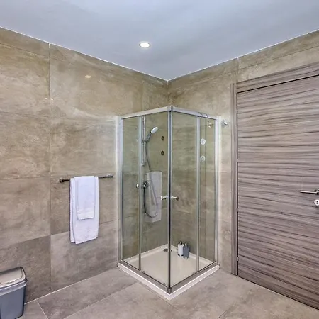 Elegant 2br Penthouse With Terrace And Jacuzzi In St Julians Apartman