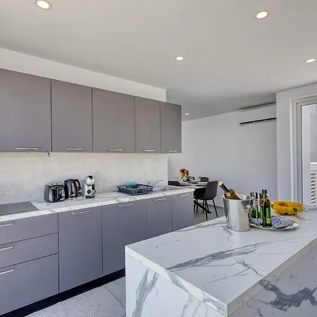 Apartman Elegant 2br Penthouse With Terrace And Jacuzzi In St Julians