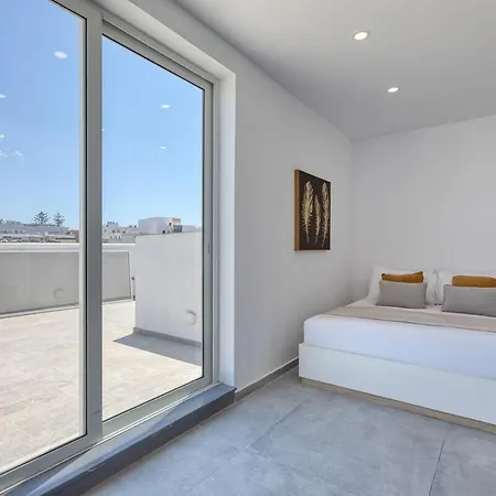 Apartman Elegant 2br Penthouse With Terrace And Jacuzzi In St Julians