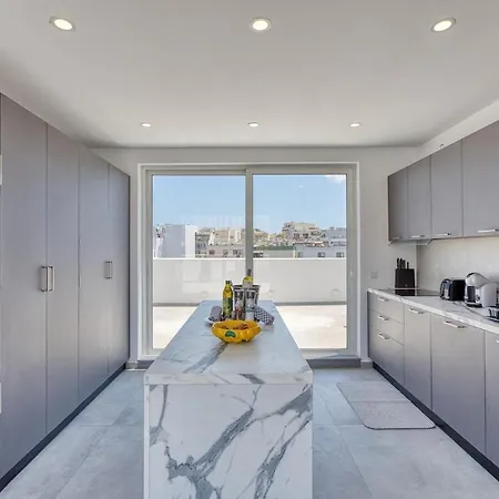 Apartman Elegant 2br Penthouse With Terrace And Jacuzzi In St Julians *