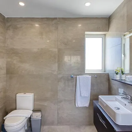 Apartman Elegant 2br Penthouse With Terrace And Jacuzzi In St Julians *